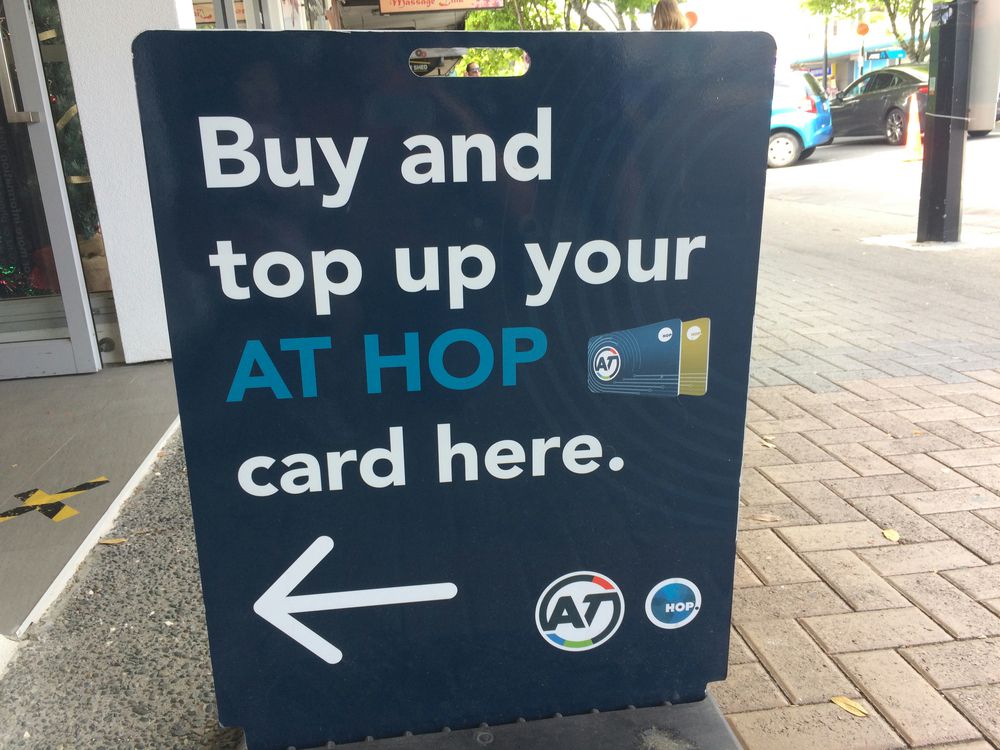 一部のコンビニや書店などでもAT Hopカードを購入できます